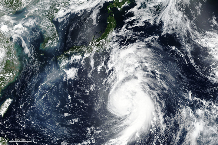 受雲雀颱風來襲影響，截至凌晨5時，包括愛知縣和靜岡縣等5都縣內至少有13人受輕重傷，絕大部分是輕傷。   圖/翻攝自NASA Earth Observatory