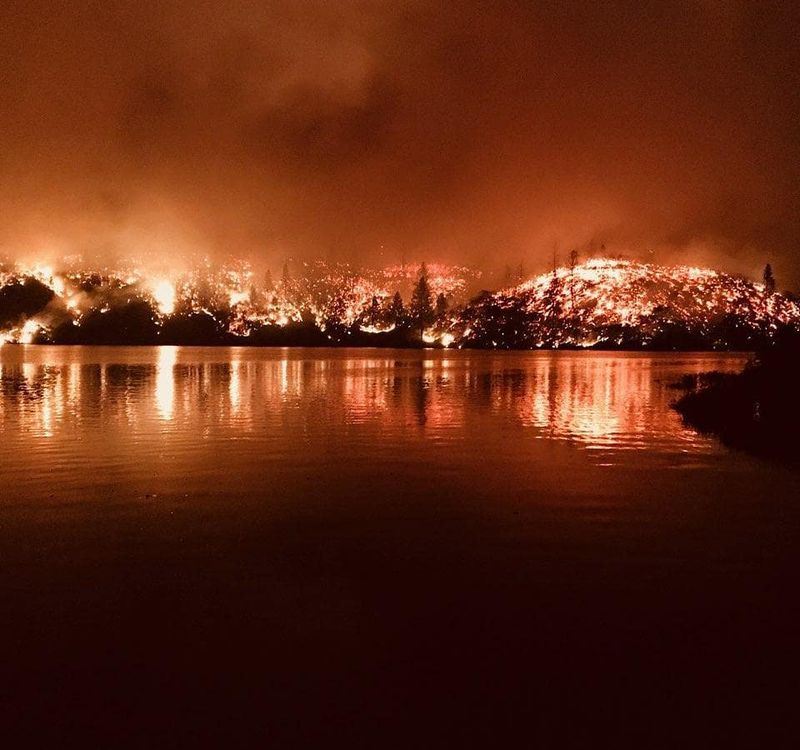 北加州野火於26日開始加速延燒且益趨猛烈，摧毀至少500棟住宅和商家。   （圖取自Cal Fire推特twitter.com/CAL_FIRE）