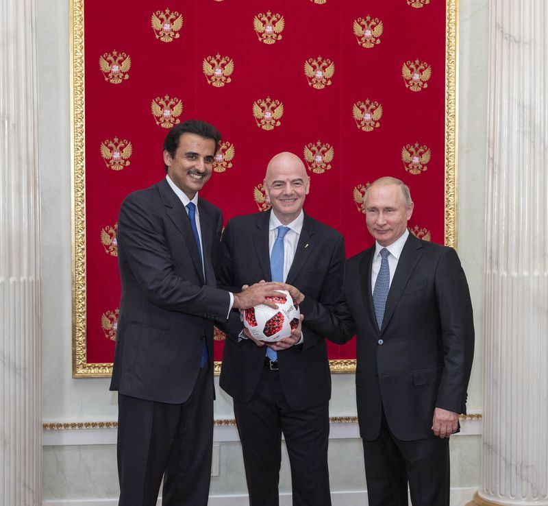 俄羅斯總統蒲亭（右）交出世界盃足球賽的主辦權，由主辦2022年下屆世界盃的卡達接下。圖左為卡達國王塔米姆，中間為國際足球總會主席英凡提諾。   圖／安納杜魯新聞社