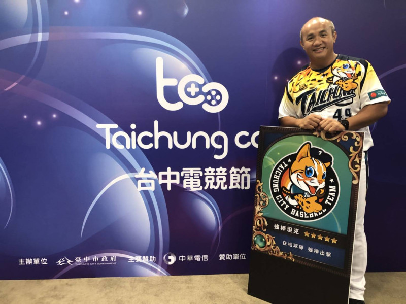 台中市台灣人壽成棒隊當家球員張泰山、林英傑與鄭達鴻將一同進行《Garena 傳說對決》表演賽。   圖：TESL／提供