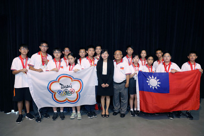 2018年第14屆IMC國際數學競賽29日頒獎，台灣隊表現
亮眼，勇奪15金、23銀、48銅及24優勝。圖為勇奪金牌
的台灣學子合影。   圖：中央社