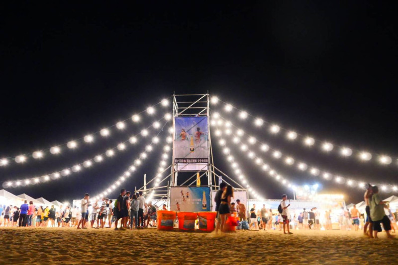 貢寮海祭到了夜晚打上燈光後，更顯沙灘上不同氛圍的美麗！   圖：新北市觀旅局提供