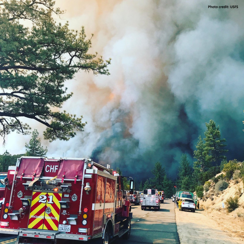 美國加洲森林大火已經延燒1個禮拜，火勢僅5%受到控制，目前已知至少造成6人死亡，超過3000名消防人員投入滅火。   圖：翻攝加州森林防火廳推特/USFS