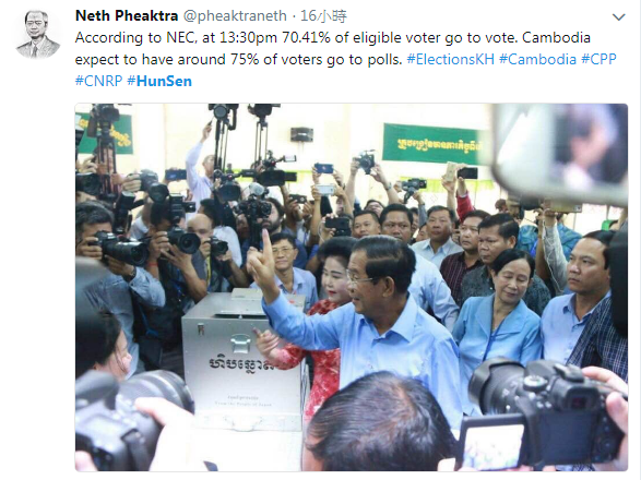 柬埔寨29日舉行國會大選，執政總理洪森在投票後展示沾了墨水的手指，信心滿滿。   圖：翻攝柬埔寨法院特別法庭發言人Neth Pheaktra推特
