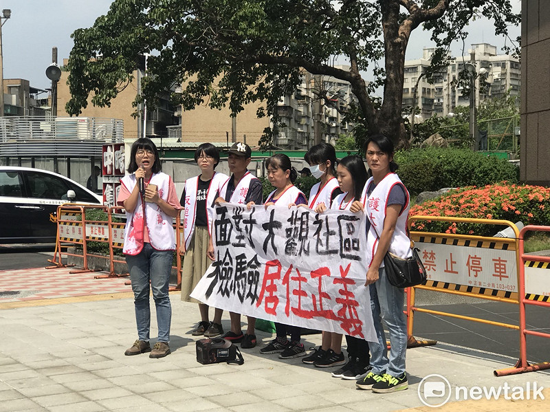 大觀事件自救會今（30）日上午抗議時表示，希望新北市長候選人正視大觀社區迫遷議題，落實居住正義。   圖：曾薏伃／攝