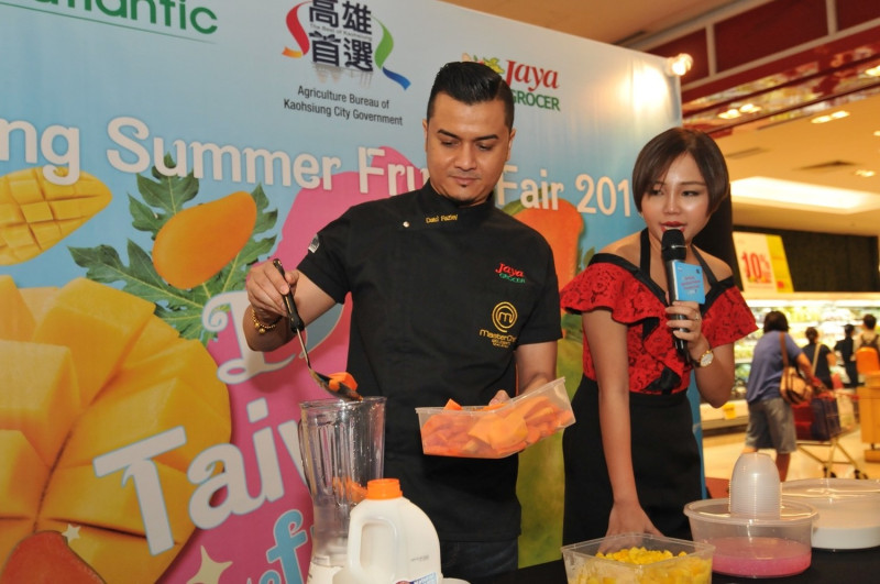 高雄市政府今年將高雄水果進軍馬來西亞市場，推廣介紹會也邀請明星主廚代言。   圖：高雄市農業局/提供