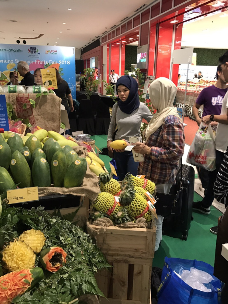 農業局指出，今年高雄水果進入以穆斯林為大宗的馬來西亞推廣銷售，高雄水果甜度與口感深受當地民眾喜愛。   圖：高雄市農業局/提供