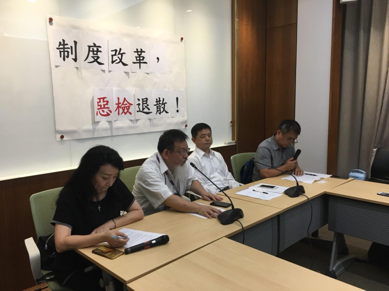 台灣陪審團協會針對花蓮檢察官林俊佑擅闖幼兒園辦私案一事，認為不應該只有調職的處分。   圖：台灣陪審團協會/提供