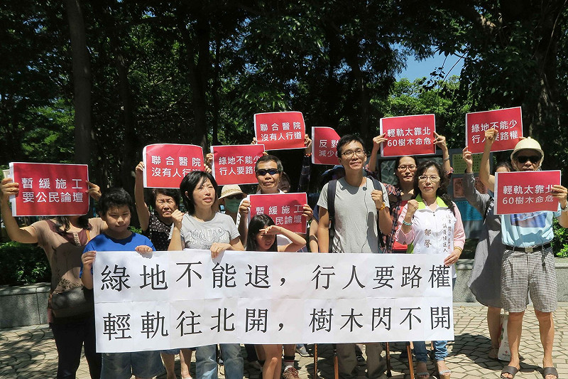 高雄護樹團體今（30）日抗議表示，要求市府暫緩施工，跟民眾對話。   圖：高雄愛樹人/提供