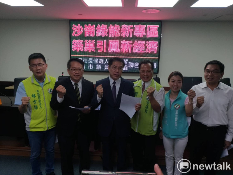 台南市長參選人黃偉哲今（30）日舉行記者會，提出衛星工廠戰略。   圖 : 黃博郎/攝