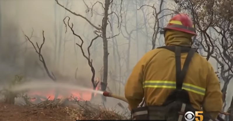 美國加州北部森林大火肆虐，來自全國各地共有1萬2000名消防人員投入滅火大作戰，死亡人數已升至7人，包括3名消防人員。   圖：翻攝Youtube