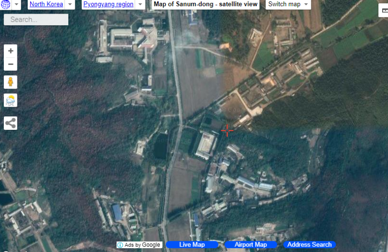 朝鮮平壤北部沙門洞1處大型研發中心，被拍到各式集裝箱和車輛來來往往，有生產新型導彈的跡象。   圖：翻攝satellites.pro網站