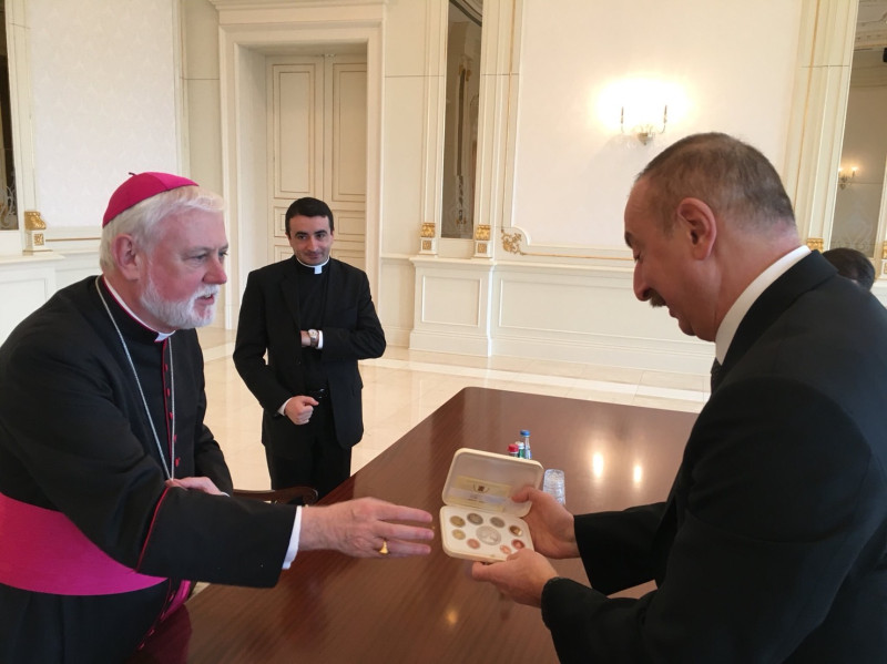 教廷外交部長蓋拉格(左)強調，宗教自由是人類繁榮的基石。   圖：翻攝Twitter