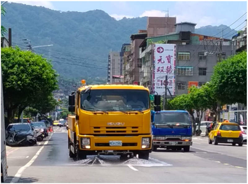 新北市出動灑水車，降低路面溫度。   圖：新北市政府/提供