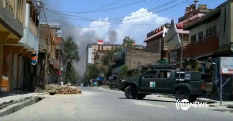阿富汗東部城市查拉拉巴31日發生多起爆炸，武裝份子隨後攻進政府大樓，挾持數十人當人質，安全部隊己趕赴現場。   圖：翻攝Youtube