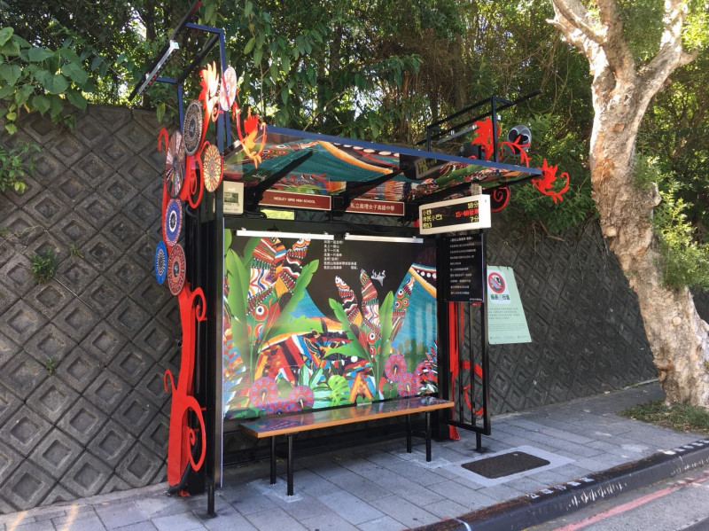 公運處107年於南港區及士林區以立體裝置藝術方式打造2座原住民候車亭，將在今(1)日「原住民族日」正式啟用。   圖：台北市公共運輸處/提供