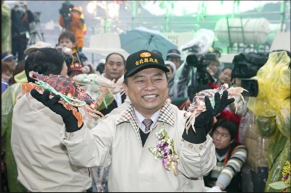 林錫耀代理台北縣長在萬里推廣螃蟹的照片。                                                圖：立委張宏陸提供