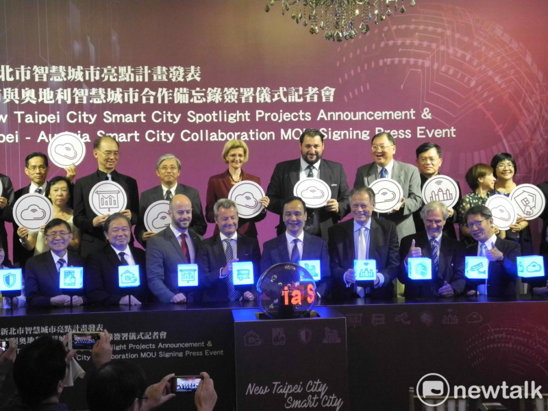 智慧城市合作備忘錄 (MOU)宣告新北市智慧城市擴大升級，包括警政、消防、工務、社會福利及經濟發展等五大領域的智慧城市創新服務。   圖：王峻昌/攝