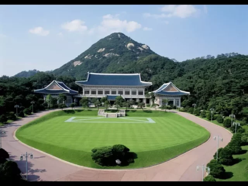 青瓦臺英文稱為「藍宮」（Blue House），是韓國的總統府，外觀上與南京中山陵頗為相像，早有中國風水師批評它的風水不好。雖然不免穿鑿附會，而有迷信之虞，但打開韓國歷任總統的「命運簿」，也確實很難讓人不信邪。   圖：翻攝自Youtube