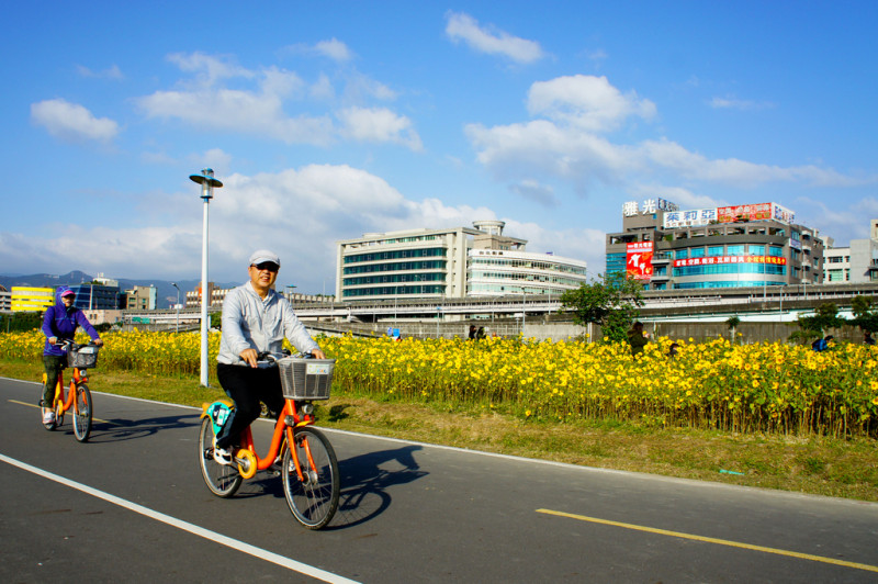 汐止的汐萬路在今啟用30個YouBike車位，讓市民朋友可以騎車沿著基隆河自行車道，欣賞河畔風光及四季花卉。   圖：台北旅遊網提供