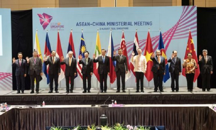 第51屆東協外長會議開幕，圖為東協與中國外長王毅齊聚新加坡。   圖：ASEAN2018 Organising Committee/提供