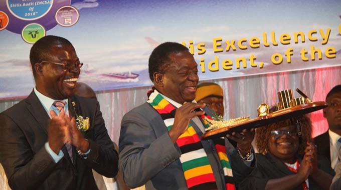 辛巴威現任總統姆南加瓦（左二）獲得勝選，卻被質疑在選票上動手腳。   圖：翻攝姆南加瓦臉書