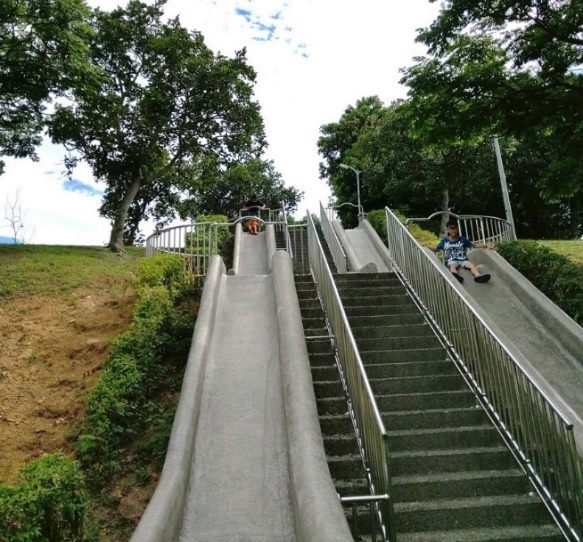 現在台北市成功路二段與安康路側的石潭公園遊戲場，改善原有地景式雙層磨石子溜滑梯，讓現在玩溜滑梯更通暢無阻。   圖：台北市工務局提供