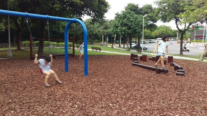 因公園位於成功路二段與安康路側，相較其他公園遊戲場，目前使用本遊戲場之居民相對較少，因此來這玩耍還不用人擠人。   圖：台北市工務局提供