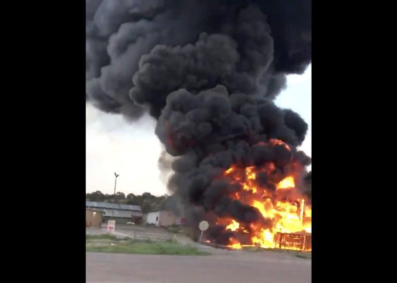 美國當地時間1日，在新墨西哥州的一座加油站發生爆炸意外。   圖：截圖自Twitter @undergroundbiz影片