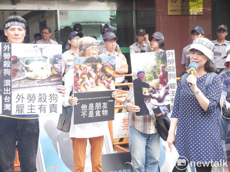 外籍移工虐待、濫殺貓狗事件頻傳，保猋護生聯盟、台灣樹人會等多個動保團體今天到勞動部前表達自身的聲音。   圖：聶良恩／攝