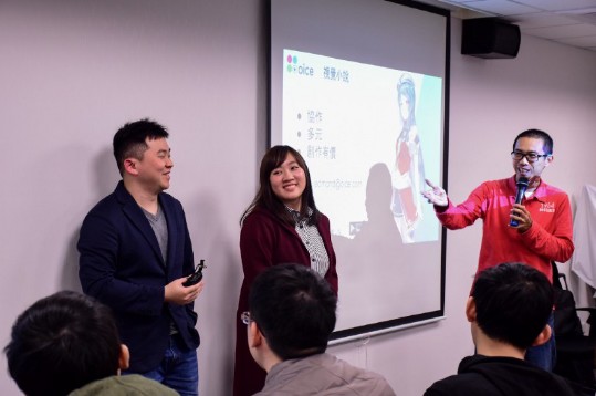 ▲2017 年三月，oice 在台灣舉辦座談會「視覺小說是如何鍊成的？」，左為獨立遊戲製作團隊 STORIA的創辦人張恆，中間是學生遊戲製作團隊《槿星未央》的負責人曾韻璇，右為 oice 共同創辦人兼營運長余家齊（右）   圖：oice