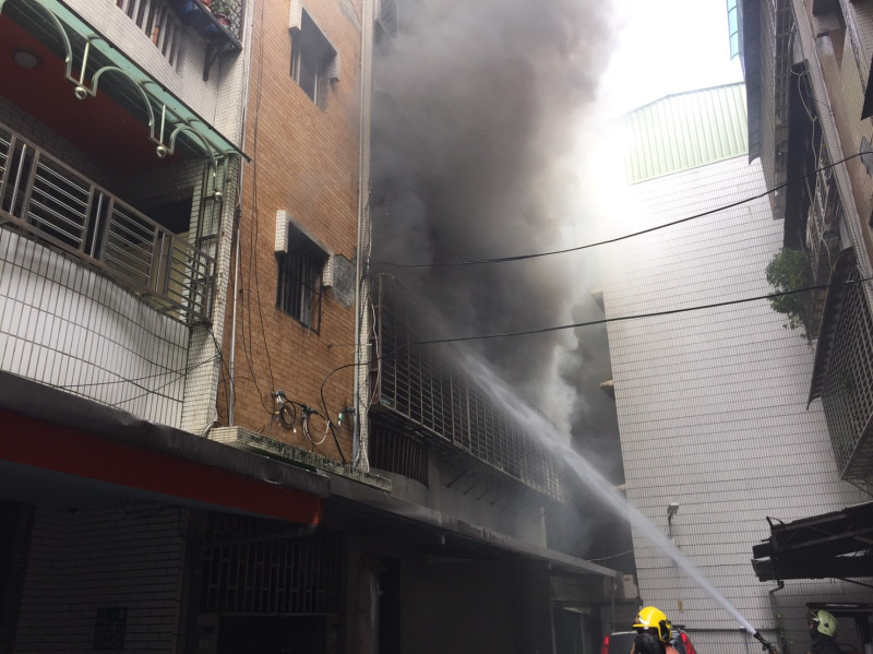 八里民宅火警從2樓延燒至3樓，警消架梯緊急救援。   