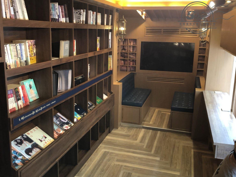 自本週開始，行動書車接連兩週末滿載逾500本圖書進駐台北市兒童新樂園，並以親子童樂的主題，將推出以繪本、親子、休閒生活為主的新主題內容。   圖：台北市圖書館/提供