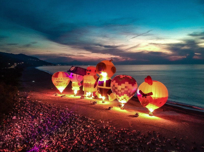 當日出曙光從海平面露出，並與熱氣球相互輝映時，美景更是令人驚呼連連。   圖：花蓮縣政府提供