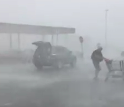 老婦人不畏風雨，將手推車歸還。   圖：翻攝影片