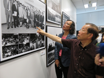 攝影家宋隆泉以影像記錄台灣過去近40年邁向民主的歷程，珍貴照片4日在東京辦展。駐日代表謝長廷表示，看到作品中有他參與民主運動時的照片，內心感慨萬千。   楊明珠/攝