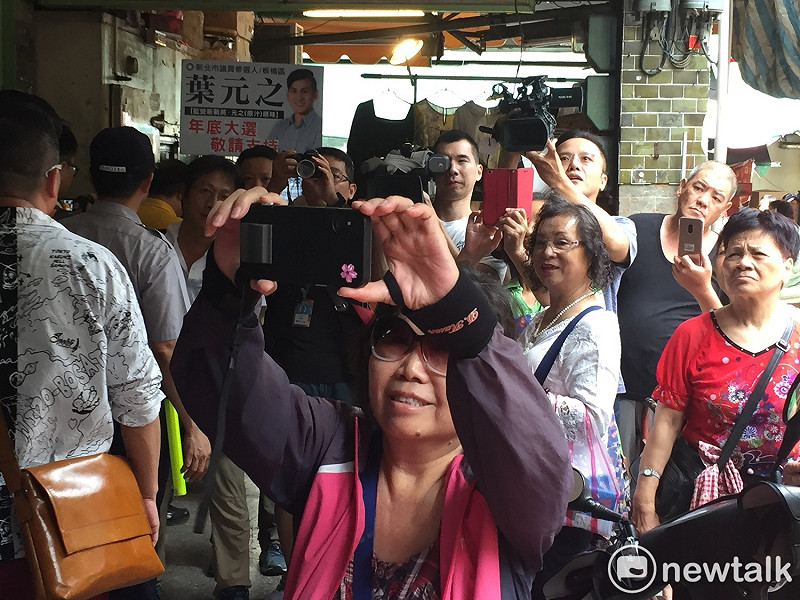 現場吸引大批民眾停下腳步駐足觀看與拍照。   圖：趙婉淳／攝
