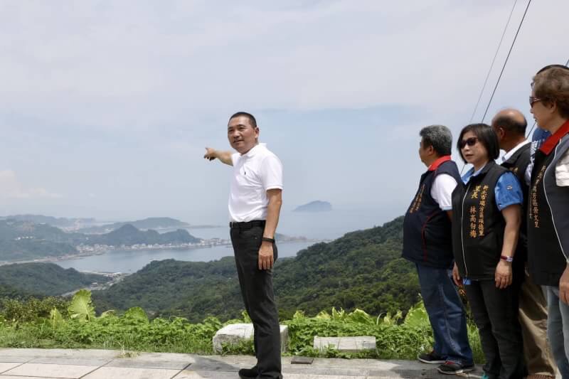 侯友宜今（5）日與九份、瑞芳當地里長一同前往九份台揚停車場從高處俯瞰深澳灣。   圖：侯友宜辦公室提供