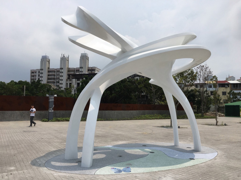 豐原葫蘆墩園區的公共藝術「花蠂共舞‧爭豔臺中」設於第五區。 台中市政府/提供