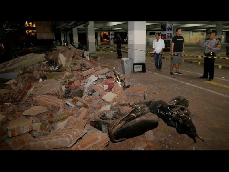 印尼旅遊勝地龍目島今天晚間遭到規模7地震襲擊，印尼當局研判不會發生海嘯。當地台商形容，這次地震「有點像921大地震」，許多村民都往山上避難。   圖：翻攝自Youtube