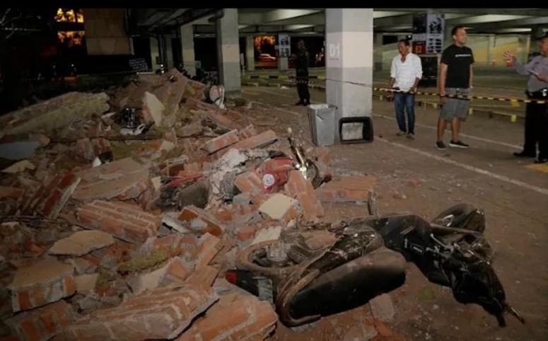 地震導致房屋倒塌，死傷人數慘重。   圖：翻攝youtube