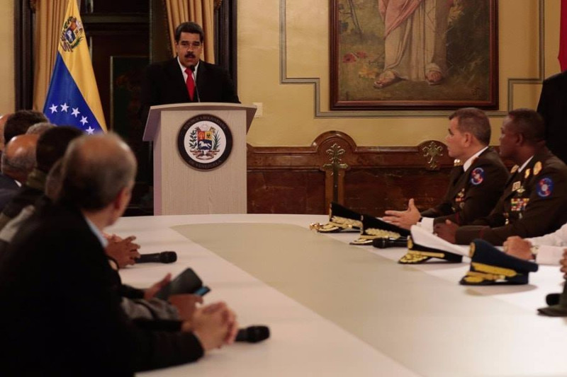 委內瑞拉總統馬杜洛（中，立者）躲過暗殺，指示各部門加強追捕嫌犯。   圖：翻攝馬杜洛臉書