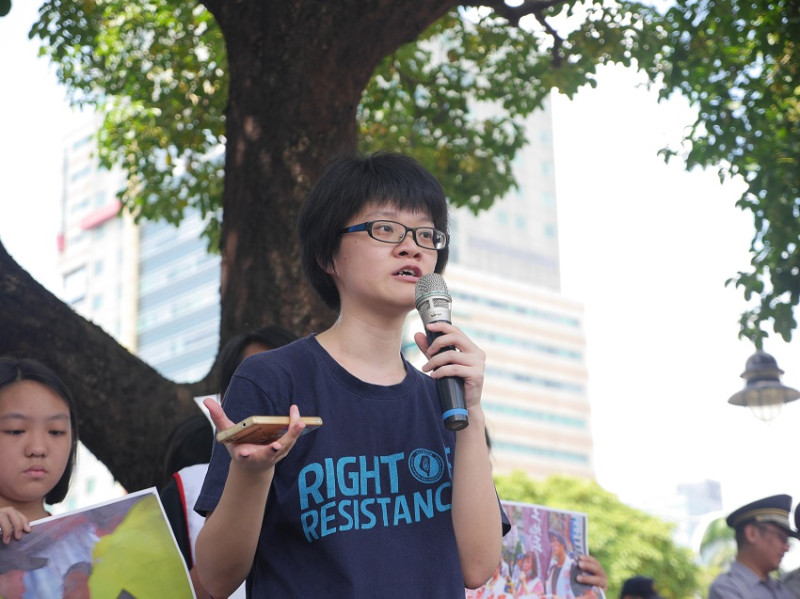 台灣人權促進會法務主任王曦說，2次抗爭事件被警方強力驅趕實在令人擔憂，懷疑警察是「想嘗試新的方式來對待集會遊行的人民」。   圖：聶良恩／攝