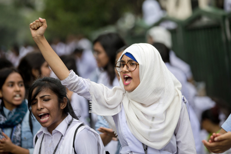 大批學生湧入孟加拉首都抗議，並要求修法。   圖：達志影像/美聯社