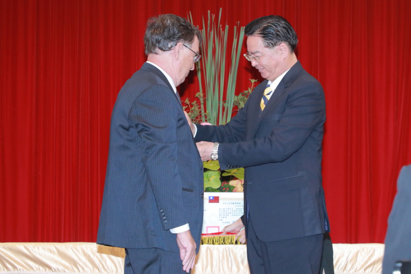 外交部長吳釗燮頒贈劉力學（左）「外交之友貢獻獎章」。   圖：外交部/提供
