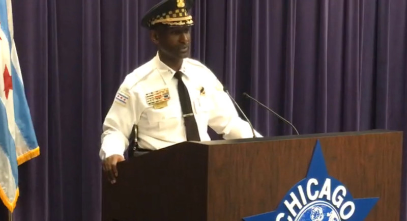 芝加哥警方稍早開記者會說明槍擊案件始末。   圖：截自Chicago Police Department臉書直播影片