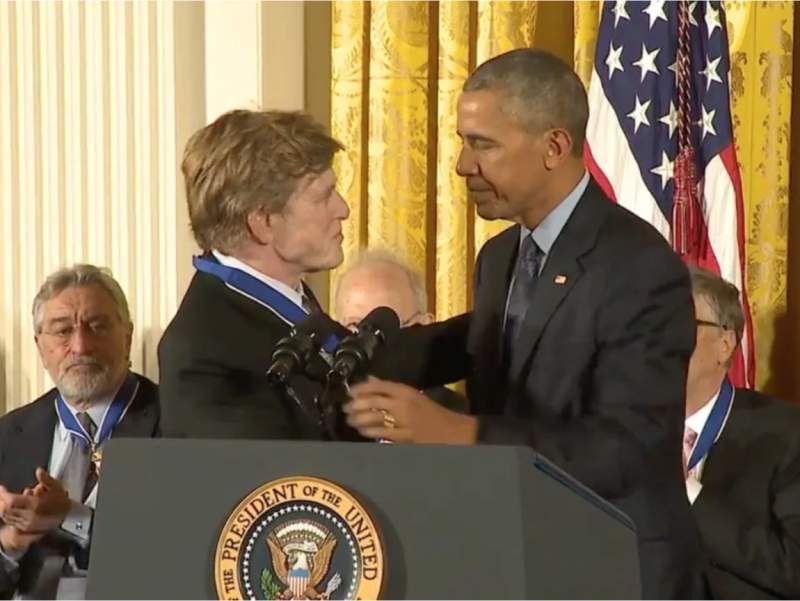 2016年11月22日，美國總統歐巴馬（中）在白宮頒發自由勳章給勞勃瑞福（左）。   圖：翻攝自Youtube