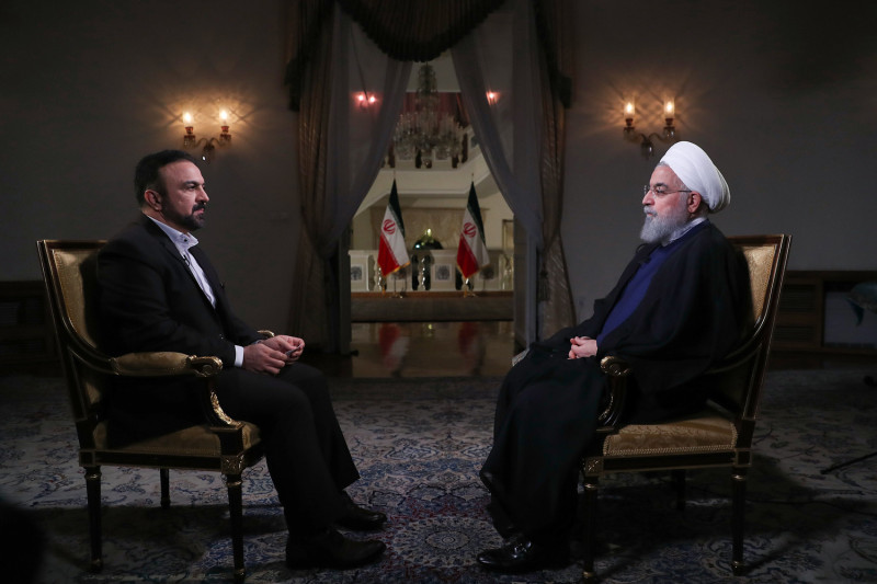 伊朗總統魯哈尼（右）對於美國重啟制裁，接受專訪直播時強硬回絕華府重新談判的條件。   圖：翻攝伊朗總統官網