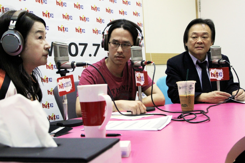 主持人周玉蔻（左起）、台灣記者協會秘書長陳益能、民進黨台北市議員王世堅。   圖：Hit Fm《蔻蔻早餐》製作單位 / 提供