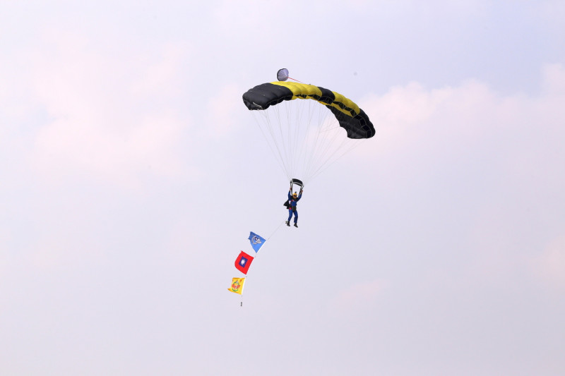 神龍小組跳傘表演。   圖 : 嘉義縣政府/提供